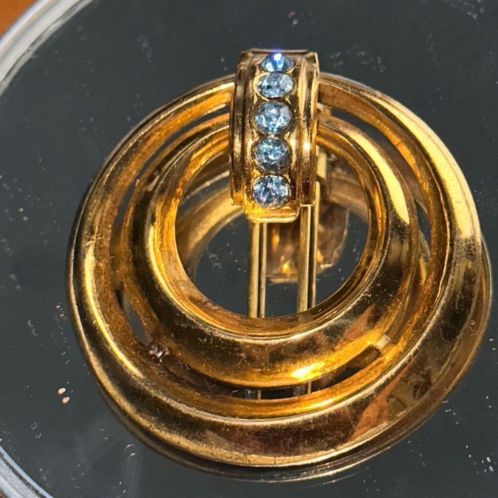 Vintage round gold tone‎ scarf pin with light blue rhinestones